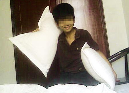 Ảnh một bé trai do Hận chụp trong một nhà nghỉ được Hận trưng trên blog cá nhân.