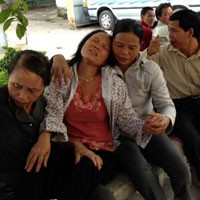 Bà Đặng Thị Huê (mẹ chị Song) đã nhiều lần ngất xỉu, khi chứng kiến cùng lúc mất đi cả con và cháu (Ảnh: Lao động) Bà Đặng Thị Huê (mẹ chị Song) đã nhiều lần ngất xỉu, khi chứng kiến cùng lúc mất đi cả con và cháu (Ảnh: Lao động)