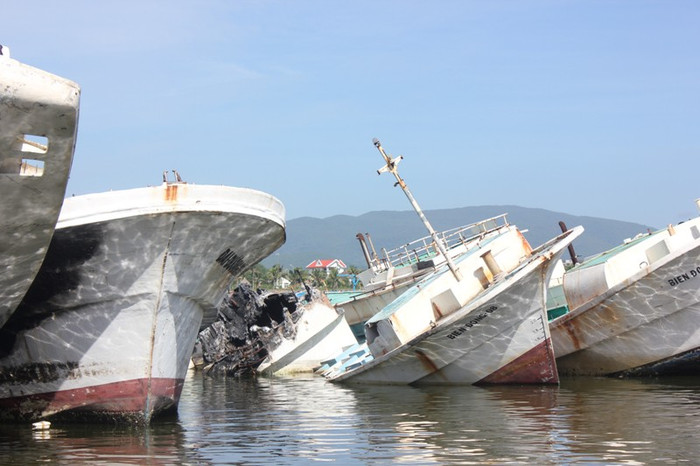 Theo giá được Trung tâm dịch vụ bán đấu giá tài sản tỉnh Khánh Hòa đưa ra thì hiện mỗi chiếc tàu có giá từ 40 triệu đến 81 triệu đồng đã bao gồm thuế giá trị gia tăng. Tính ra trung bình mỗi tấn tàu có giá 500 – 900 ngàn đồng. Nhìn những con tàu bị cháy và hư hỏng như vậy rất nhiều ngư dân tỏ ra tiếc nuối cho số phận của chúng. Sau đây là hình ảnh 7 con tàu tiền tỷ nói trên mà CTV báo Giáo dục Việt Nam vừa ghi lại ngày 27/10/2012.