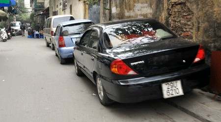 Kiến nghị xử lý xe dừng đậu trái phép bằng cách tháo biển số tại TP.HCM.