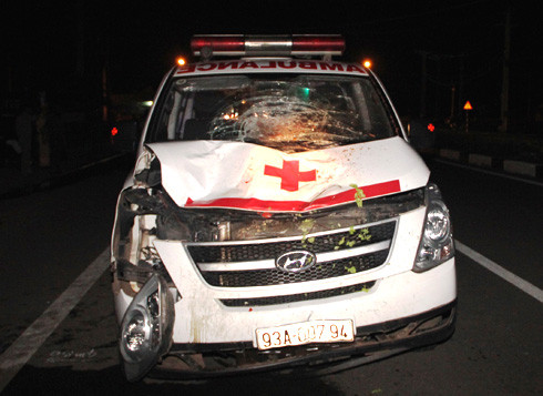 Xe cấp cứu gây tai nạn. Ảnh: Nguyệt Triều. Xe cap cuu tong chet hai cong nhan