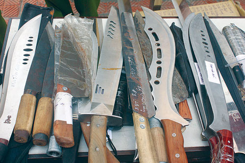 Hung khí được các tổ công tác 141 thu giữ của nhiều người đi trên đường cho rằng mang theo để… phòng thân - Ảnh: Hà An Hung khí được các tổ công tác 141 thu giữ của nhiều người đi trên đường cho rằng mang theo để… phòng thân - Ảnh: Hà An