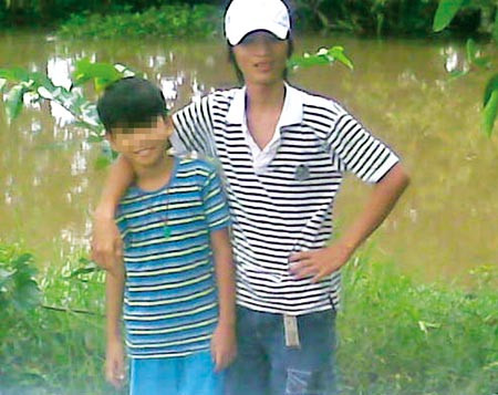 Ảnh một bé trai đi chơi cùng Hận đăng trên blog cá nhân của Hận.