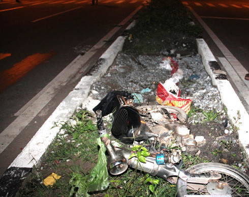 Hiện trường vụ tai nạn khiến 2 người chết. Ảnh: Nguyệt Triều. Xe cap cuu tong chet hai cong nhan