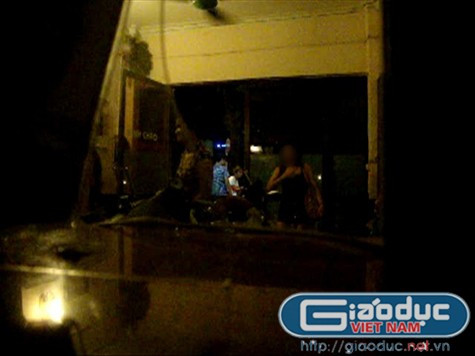 Ngoài việc phục vụ khách chu đáo tận tình... Ngoài việc phục vụ khách chu đáo tận tình...