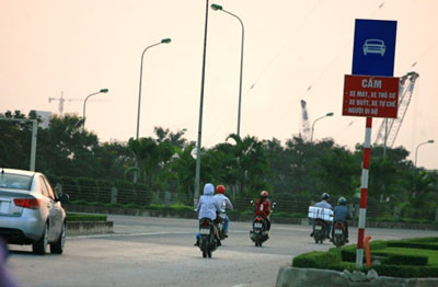 Đại lộ Thăng Long cấm tuyệt đối xe máy, xe thô sơ, xe tự chế và người đi bộ. Nhưng ở nhiều điểm người dân vẫn vi phạm, sau thời gian tuyên truyền và phân luồng, tình trạng trên không hề thuyên giảm, mà gia tăng theo từng ngày.