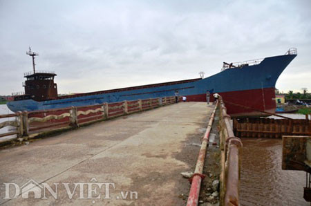 Bão giật đứt neo, 2 tàu nghìn tấn đâm nát cầu ảnh 1 Bão giật đứt neo, 2 tàu nghìn tấn đâm nát cầu, Tin tức trong ngày, tau dut neo, bao giat, bao son tinh, bao so 8, tau nghin tan, cau diem dien, dam lien tiep, co quan chuc nang, thiet hai, trong tai, tin tuc, tin nhanh, tin hot, vn