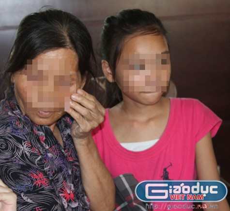 Mẹ bị cáo quay mặt gạt dòng nước mắt, vỗ về cháu gái đừng khóc đòi mẹ. Mẹ bị cáo quay mặt gạt dòng nước mắt, vỗ về cháu gái đừng khóc đòi mẹ.