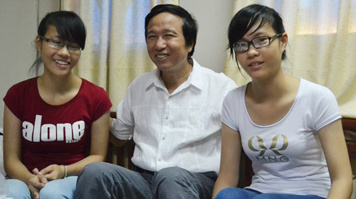 Cuộc hội ngộ giữa GĐ Viện Nhi và 2 bé song sinh dính liền sau 16 năm ảnh 1 Người mẹ thứ hai, Tin tức trong ngày, song sinh dinh lien, cap song sinh, sinh doi, phau thuat, bac si, benh vien, bao, tin tuc, tin hot, tin hay, vn