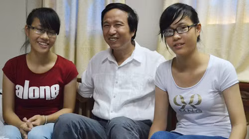 Cuộc hội ngộ giữa GĐ Viện Nhi và 2 bé song sinh dính liền sau 16 năm ảnh 1 Người mẹ thứ hai, Tin tức trong ngày, song sinh dinh lien, cap song sinh, sinh doi, phau thuat, bac si, benh vien, bao, tin tuc, tin hot, tin hay, vn