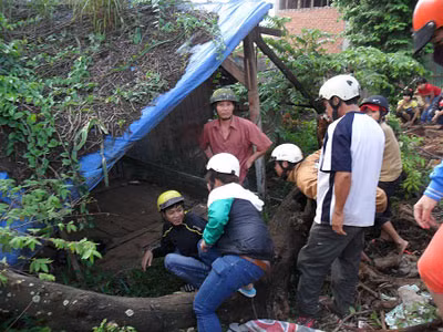 Một phụ nữ trẻ ôm xăng tự thiêu trong ngôi nhà hoang ảnh 1