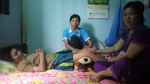 Tai nạn GT: Lay lắt sống trong thảm cảnh, Tin tức trong ngày, tai nan giao thong, tai nan, nam liet giuong, nan nhan tai nan, cuu ho, tai nan chet nguoi, cung duong den, tai nan xe khach, bao, tin tuc, tin hot, tin hay, vn