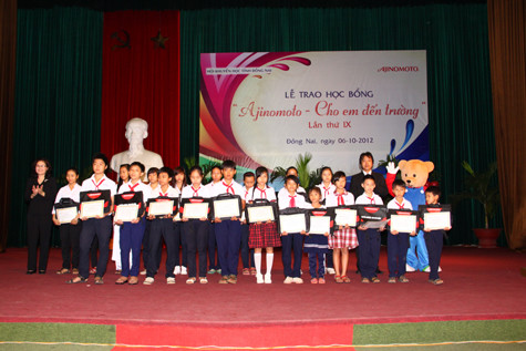 Các em nhỏ nhận quà từ Công ty Ajinomoto Việt Nam.