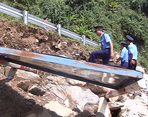 Đào nát quốc lộ tìm... gỗ sưa ảnh 1 Đào nát quốc lộ tìm... gỗ sưa, Tin tức trong ngày, pha quoc lo tim go sua, go sua, go sua nghin ti, xam sua, do co, thanh dia go sua, go quy, bao, tin tuc, tin hot, tin hay, vn