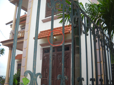 Chiếc bóng điện ngoài cửa sổ lúc nào cũng sáng. Chiếc bóng điện ngoài cửa sổ lúc nào cũng sáng.