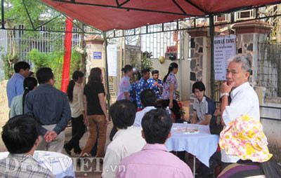 Người thân, hàng xóm, đồng nghiệp dự đám tang bà Phương Người thân, hàng xóm, đồng nghiệp dự đám tang bà Phương