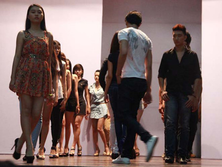 Bước trên sàn catwalk là đam mê của không ít bạn trẻ. Tuy nhiên, một thế giới nhiều cạm bẫy đang chờ họ phía trước. Ảnh: Y.T. /Uploaded/phuchung/2012_10_08/20121008-094943-1-C143185-VH-5.10-SM-in3.jpeg