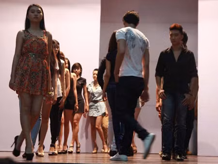Bước trên sàn catwalk là đam mê của không ít bạn trẻ. Tuy nhiên, một thế giới nhiều cạm bẫy đang chờ họ phía trước. Ảnh: Y.T. /Uploaded/phuchung/2012_10_08/20121008-094943-1-C143185-VH-5.10-SM-in3.jpeg