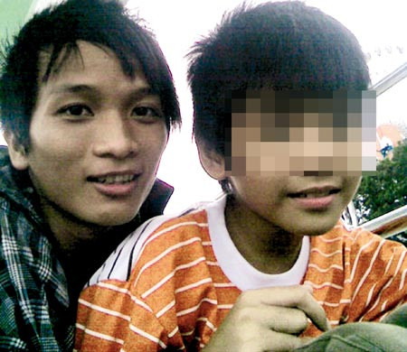 Ảnh chụp cảnh Hận đang ôm một bé trai được đăng trên blog của hắn.