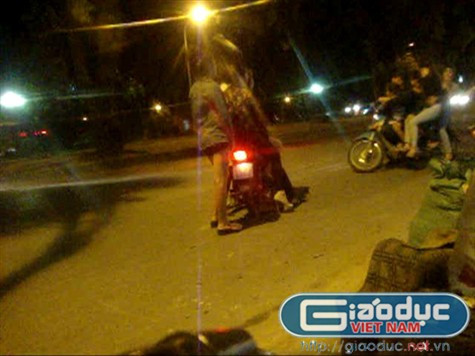 ... thì với cánh xe ôm này, họ vừa phải phục vụ thể xác vừa phải trả tiền đưa rước... ... thì với cánh xe ôm này, họ vừa phải phục vụ thể xác vừa phải trả tiền đưa rước...