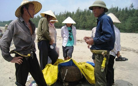 Nhiều lão ngư làng biển hoang mang lo lắng vì cuộc sống gia đình bị đảo lộn. Dan keu cuu vi DN xa thai truc tiep ra bien