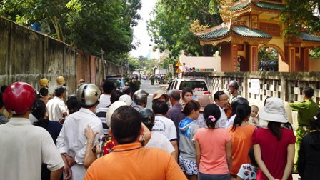 Rất nhiều người đã kéo đến gần hiện trường vụ bắt cóc để theo dõi.