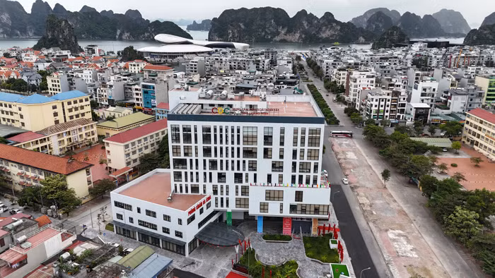 Cùng với đó là các công trình phụ trợ và hạ tầng kỹ thuật ngoài nhà; trang thiết bị y tế chuyên dụng gồm hệ thống xét nghiệm đo tải lượng virus, máy đo chức năng hô hấp, bộ chiết xuất đạm, máy đo khí độc đa chỉ tiêu, thiết bị đo tổng hoạt độ phóng xạ anpha, beta phông thấp...có tổng mức đầu tư 250 tỷ đồng (Ảnh: Phạm Linh) Cùng với đó là các công trình phụ trợ và hạ tầng kỹ thuật ngoài nhà; trang thiết bị y tế chuyên dụng gồm hệ thống xét nghiệm đo tải lượng virus, máy đo chức năng hô hấp, bộ chiết xuất đạm, máy đo khí độc đa chỉ tiêu, thiết bị đo tổng hoạt độ phóng xạ anpha, beta phông thấp...có tổng mức đầu tư 250 tỷ đồng (Ảnh: Phạm Linh)