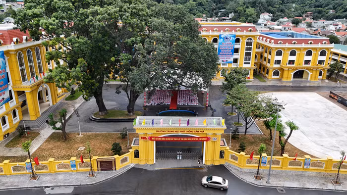 Sau khi được đưa vào sử dụng, công trình xây mới Trường Trung học phổ thông Cẩm Phả góp phần đáp ứng nhu cầu dạy và học của nhà trường đồng thời đáp ứng tiêu chí trường đạt chuẩn Quốc gia theo quy định (Ảnh: Phạm Linh) Sau khi được đưa vào sử dụng, công trình xây mới Trường Trung học phổ thông Cẩm Phả góp phần đáp ứng nhu cầu dạy và học của nhà trường đồng thời đáp ứng tiêu chí trường đạt chuẩn Quốc gia theo quy định (Ảnh: Phạm Linh)