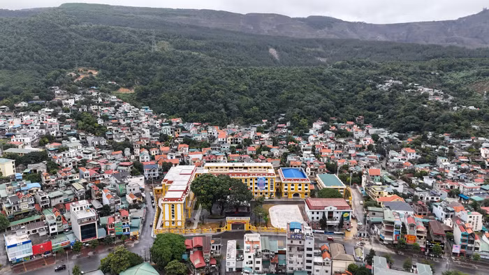Dự án mở rộng, xây mới Trường Trung học phổ thông Cẩm Phả được bắt đầu thi công từ tháng 10/2022, hoàn thành và được đưa vào sử dụng từ tháng 9/2023 (Ảnh: Phạm Linh) Dự án mở rộng, xây mới Trường Trung học phổ thông Cẩm Phả được bắt đầu thi công từ tháng 10/2022, hoàn thành và được đưa vào sử dụng từ tháng 9/2023 (Ảnh: Phạm Linh)