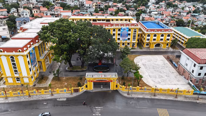 Ngôi trường được xây dựng trên diện tích 1,5ha đáp ứng nhu cầu cho khoảng 1.500 học sinh; với việc hoàn thiện 36 phòng học, nhà hiệu bộ, phòng chức năng, nhà đa năng... và các hạng mục phụ trợ theo quy hoạch được duyệt (Ảnh: Phạm Linh) Ngôi trường được xây dựng trên diện tích 1,5ha đáp ứng nhu cầu cho khoảng 1.500 học sinh; với việc hoàn thiện 36 phòng học, nhà hiệu bộ, phòng chức năng, nhà đa năng... và các hạng mục phụ trợ theo quy hoạch được duyệt (Ảnh: Phạm Linh)