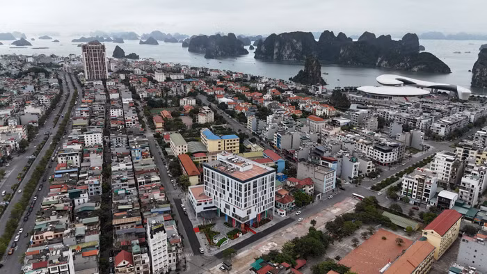 Quảng Ninh cũng đầu tư, xây dựng công trình Trung tâm kiểm soát bệnh tật (CDC) với quy mô 9 tầng (8 tầng nổi, 1 tầng hầm), tổng diện tích sử dụng trên 14.233m2 đầu tư đồng bộ, hiện đại, liên hoàn, phù hợp công năng sử dụng tiên tiến nhất hiện nay (Ảnh: Phạm Linh) Quảng Ninh cũng đầu tư, xây dựng công trình Trung tâm kiểm soát bệnh tật (CDC) với quy mô 9 tầng (8 tầng nổi, 1 tầng hầm), tổng diện tích sử dụng trên 14.233m2 đầu tư đồng bộ, hiện đại, liên hoàn, phù hợp công năng sử dụng tiên tiến nhất hiện nay (Ảnh: Phạm Linh)