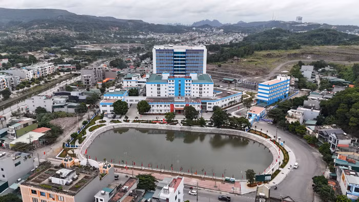 Nhằm đáp ứng nguyện vọng, nhu cầu chăm sóc sức khỏe, khám chữa bệnh của nhân dân và công nhân, lao động ngành Than cũng như nhu cầu được thụ hưởng thành quả phát triển của tỉnh và ngành Than, tỉnh Quảng Ninh đã thống nhất với Tập đoàn Công nghiệp Than - khoáng sản Việt Nam thực hiện đầu tư dự án xây dựng, nâng cấp Bệnh viện Phổi Quảng Ninh (Ảnh: Phạm Linh) Nhằm đáp ứng nguyện vọng, nhu cầu chăm sóc sức khỏe, khám chữa bệnh của nhân dân và công nhân, lao động ngành Than cũng như nhu cầu được thụ hưởng thành quả phát triển của tỉnh và ngành Than, tỉnh Quảng Ninh đã thống nhất với Tập đoàn Công nghiệp Than - khoáng sản Việt Nam thực hiện đầu tư dự án xây dựng, nâng cấp Bệnh viện Phổi Quảng Ninh (Ảnh: Phạm Linh)