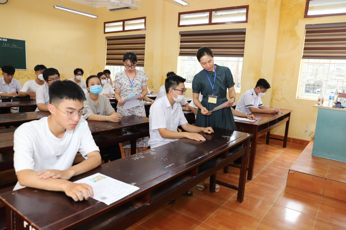 Trường Trung học phổ thông ở Hải Phòng lựa chọn phương án thi tốt nghiệp 3+2 để giảm áp lực cho học sinh, tránh mất trạng thái cân bằng giữa ban tự nhiên và xã hội (Ảnh minh hoạ: Phạm Linh) Trường Trung học phổ thông ở Hải Phòng lựa chọn phương án thi tốt nghiệp 3+2 để giảm áp lực cho học sinh, tránh mất trạng thái cân bằng giữa ban tự nhiên và xã hội (Ảnh minh hoạ: Phạm Linh)