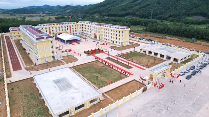 Trong đó, đất xây dựng trường gần 2,8ha, quy mô có 2 khối nhà học và 1 khối nhà hiệu bộ cao 4 tầng, 2 nhà để xe 1 tầng và đường đấu nối từ trường ra QL279. Trường còn được xây mới khu nhà đa năng, diện tích 481m2 (Ảnh: CTV) Trong đó, đất xây dựng trường gần 2,8ha, quy mô có 2 khối nhà học và 1 khối nhà hiệu bộ cao 4 tầng, 2 nhà để xe 1 tầng và đường đấu nối từ trường ra QL279. Trường còn được xây mới khu nhà đa năng, diện tích 481m2 (Ảnh: CTV)