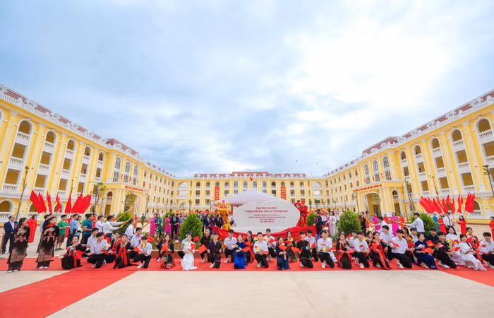 Tất cả cơ sở vật chất được đầu tư đồng bộ, đảm bảo chất lượng, đáp ứng nhu cầu giảng dạy, học tập cho giáo viên và học sinh trong khu vực, nhu cầu học tập cho khoảng 940 học sinh (Ảnh: CTV) Tất cả cơ sở vật chất được đầu tư đồng bộ, đảm bảo chất lượng, đáp ứng nhu cầu giảng dạy, học tập cho giáo viên và học sinh trong khu vực, nhu cầu học tập cho khoảng 940 học sinh (Ảnh: CTV)