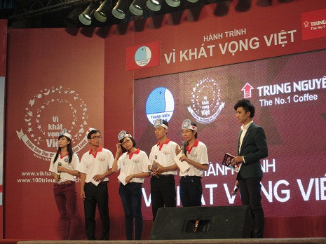 Sự căng thẳng trên nét mặt các bạn thí sinh của trường ĐH Thương mại.