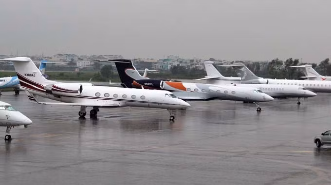 Các chuyên cơ của các tỉ phú đáp xuống sân bay Đà Nẵng - Ảnh: Hữu Khá
