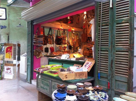 Một cửa hàng lưu niệm...