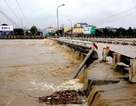 Cầu sông Ba được dự báo là có thể bị cuốn trôi nếu nước sông tiếp tục dâng cao. Ảnh: Chí Dũng. Cầu sông Ba được dự báo là có thể bị cuốn trôi nếu nước sông tiếp tục dâng cao. Ảnh: Chí Dũng.