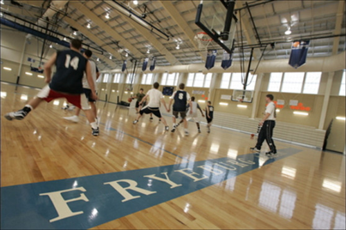 Học sinh có thể tham gia vào một trong 46 môn thể thao.