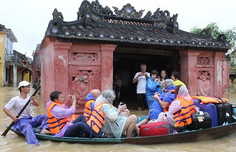 Cầu Chùa, biểu tượng của Hội An, bị nước bao vây - Ảnh: Hoàng Duy