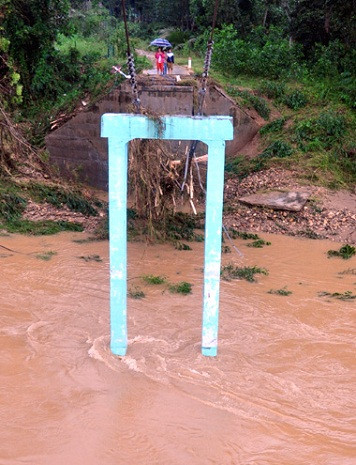 Mưa lũ lớn dâng cao hơn 15 m đã cuốn phăng chiếc cầu Tân Long Trung, xã Ba Động, huyện miền núi Ba Tơ vào đêm 15/11, gây cô lập hoàn toàn gần 200 hộ dân với hơn 600 nhân khẩu. (Ảnh VNE).