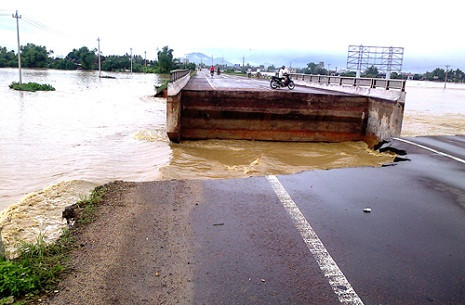 Mố cầu Liêm Trực bị sập. Ảnh: Minh Thùy.