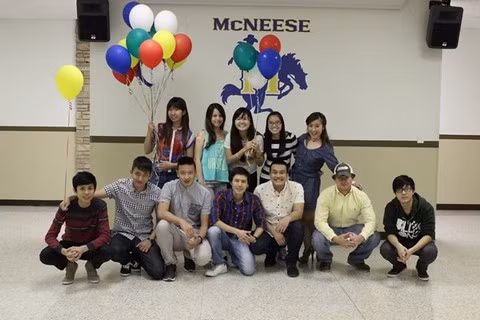 Sinh viên tham gia chương trình này sẽ được miễn IELTS - TOEFL; được phép nợ SAT - ACT hoặc GRE - GMAT đầu vào.