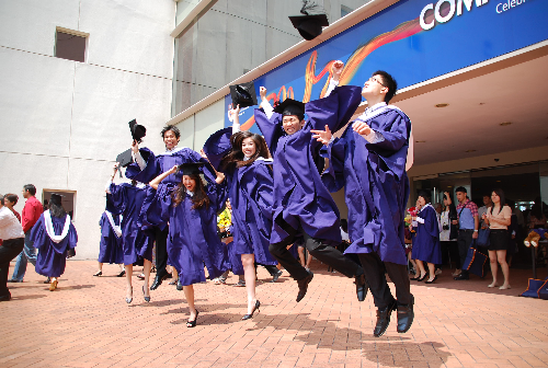 "Kho báu" NUS có đến 50 chương trình cử nhân và 300 chuyên ngành từ khoa học tự nhiên đến kỹ sư, kiến trúc sư, bác sĩ, nha sĩ, dược sĩ; từ kinh tế, kinh doanh, kế toán đến địa ốc, nhà thầu xây dựng, phần mềm kinh doanh.