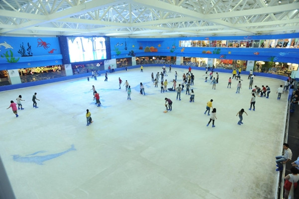 Sân băng tự nhiên trong nhà lớn nhất Việt Nam Vinpearl Ice Rink Royal City rộng 3.000m2. Sân băng tự nhiên trong nhà lớn nhất Việt Nam Vinpearl Ice Rink Royal City rộng 3.000m2.