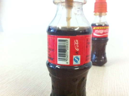 Với tên gọi Coca cùng màu sắc bắt mắt của bao bì, những chai nước này đang khiến nhiều người hiểu lầm là sản phẩm của Coca Cola. Với tên gọi Coca cùng màu sắc bắt mắt của bao bì, những chai nước này đang khiến nhiều người hiểu lầm là sản phẩm của Coca Cola.