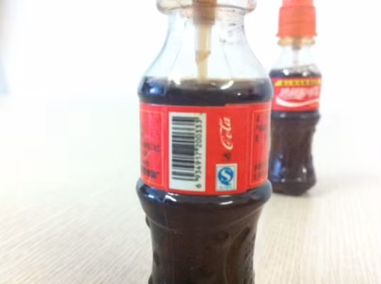 Với tên gọi Coca cùng màu sắc bắt mắt của bao bì, những chai nước này đang khiến nhiều người hiểu lầm là sản phẩm của Coca Cola.
