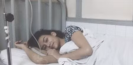 Bác sĩ khuyên cô nên nghỉ ngơi lấy lại sức khỏe.