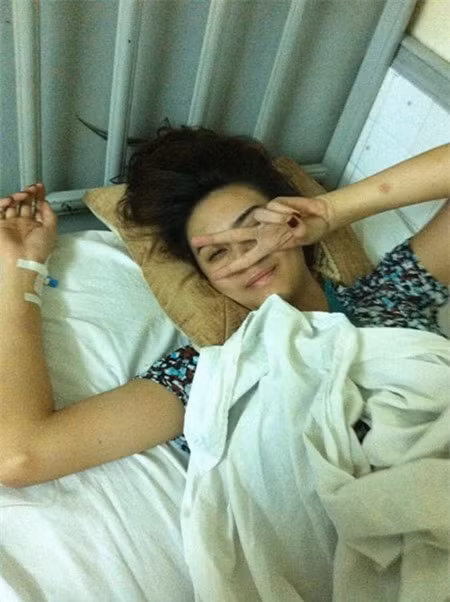 Hoàng Yến xì tin tạo dáng dù cô vẫn rất mệt.